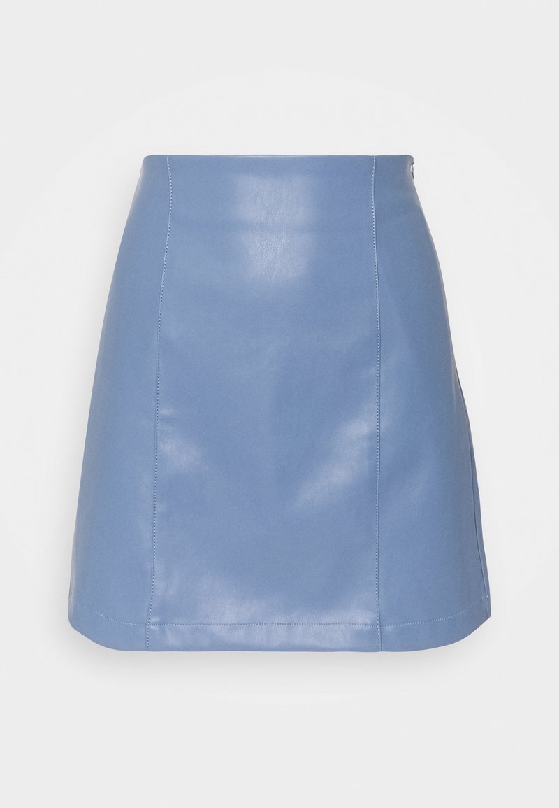 Mini-jupe en similicuir bleu clair avec une taille haute et des détails de coutures verticales visibles à l'avant.