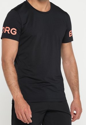 Sort kortærmet t-shirt lavet af et glat, let materiale. Har kontrastfarvet pink tryk med teksten "BORG" på venstre ærme.