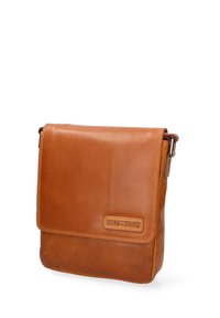 Borsa a tracolla in pelle marrone, forma rettangolare, chiusura con pattina anteriore, superficie texturizzata e dettaglio del logo del marchio in rilievo sul davanti.