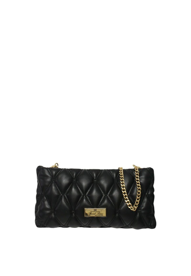 Clutch bag nera in pelle trapuntata con una tracolla in catena dorata e una placca con logo. Presenta una forma rettangolare con una superficie testurizzata.