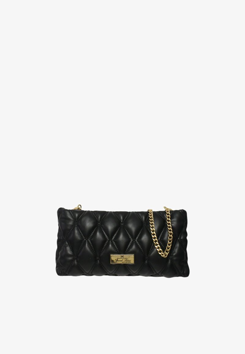 Clutch bag nera in pelle trapuntata con una tracolla in catena dorata e una placca con logo. Presenta una forma rettangolare con una superficie testurizzata.
