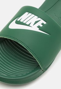 Nike Sportswear VICTORI ONE SLIDE UNISEX - Pantoletai - fir/white