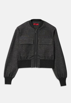 Kurze Bomberjacke aus dunkelgrauem Stoff, mit Reißverschluss, gerippten Bündchen und zwei vorderen Taschen. Glatte Textur mit minimalen Details.