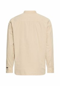 Beige langemouwen shirt met een standaard kraag, knopenmanchetten en een gladde textuur. De achterkant heeft een yoke-ontwerp met een nette afwerking.