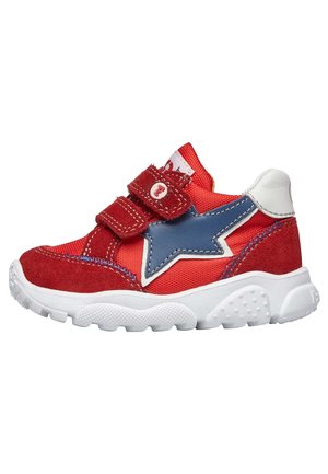 Sneaker in suede rosso e rete con suola in gomma bianca, dettaglio a stella blu e chiusura a strappo. I dettagli cuciti arricchiscono il design.