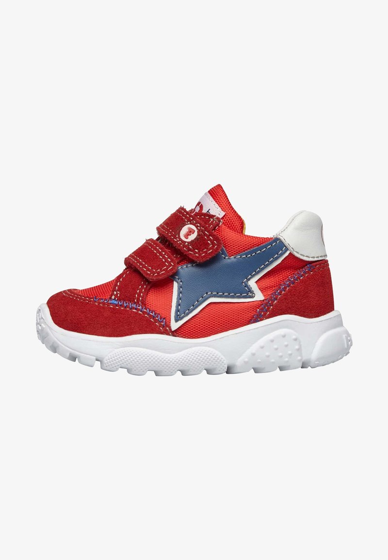 Sneaker in suede rosso e rete con suola in gomma bianca, dettaglio a stella blu e chiusura a strappo. I dettagli cuciti arricchiscono il design.