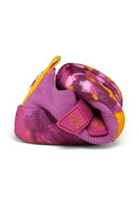 Scarpa per bambini viola e gialla con parte superiore in tessuto morbido, suola texturizzata e cinturino in Velcro con un piccolo disegno di uccellino.