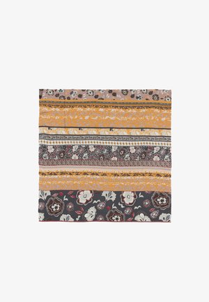 Tissu carré à rayures horizontales avec des motifs floraux et abstraits dans des tons de rose pâle, jaune moutarde, noir, blanc et rouge.