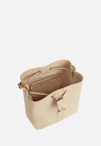 Borsa a secchiello in pelle beige con una forma strutturata, dettagli in metallo dorato, chiusura a coulisse e una spaziosa tasca interna.