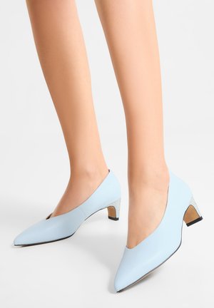 Décolleté in pelle color azzurro cielo con punta affilata e tacco medio a blocco con dettaglio testurizzato. Finitura liscia con minima decorazione.