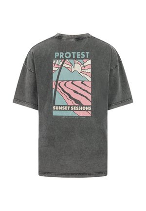 Grijze oversized t-shirt met een kleurrijke grafische print op de achterkant, met een zonsondergang, palmbomen en tekstelementen in roze en blauw.