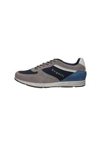 Herren Sneaker von Bugatti in Grau, Marineblau und Weiß mit Wildleder- und Mesh-Einsätzen, Schnürdesign und Markenlogo an der Seite.