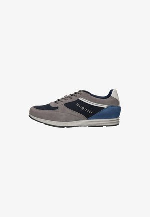 Herren Sneaker von Bugatti in Grau, Marineblau und Weiß mit Wildleder- und Mesh-Einsätzen, Schnürdesign und Markenlogo an der Seite.