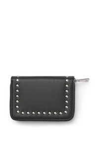Czarny skórzany portfel z zamkiem błyskawicznym i srebrnymi ćwiekami wzdłuż krawędzi, o gładkiej fakturze i zwartym prostokątnym kształcie.