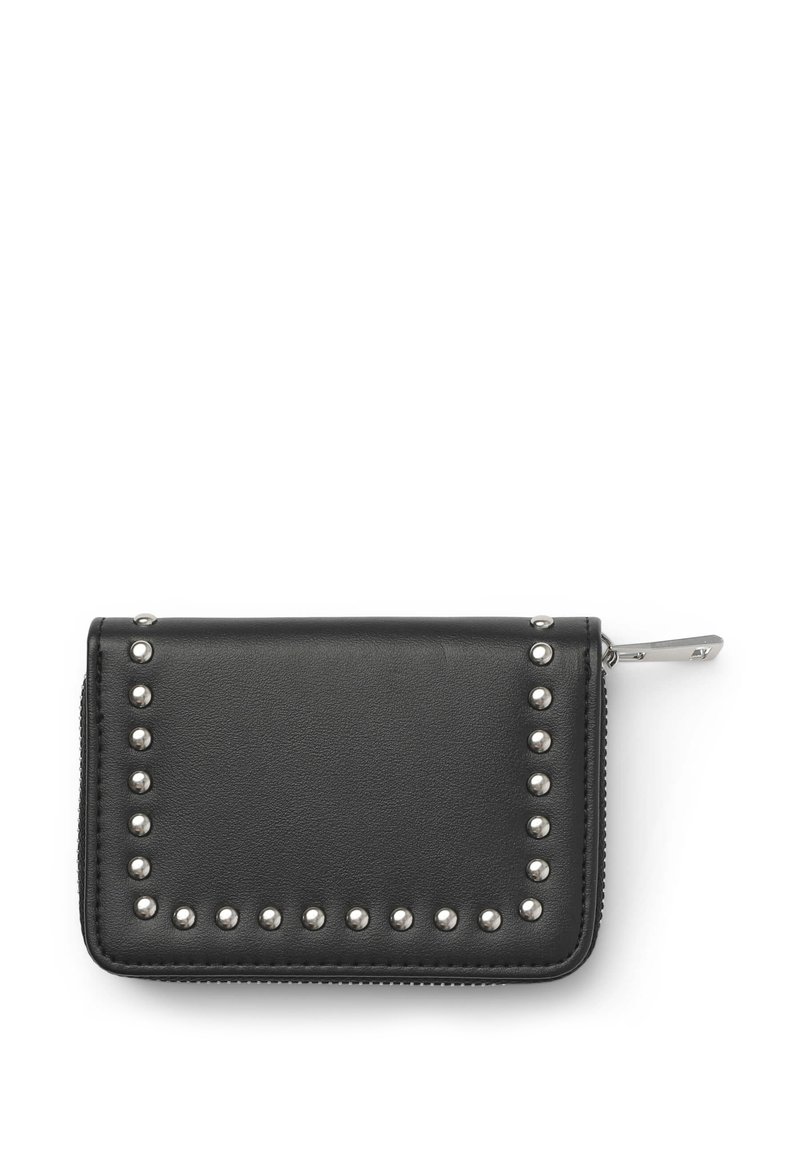 Czarny skórzany portfel z zamkiem błyskawicznym i srebrnymi ćwiekami wzdłuż krawędzi, o gładkiej fakturze i zwartym prostokątnym kształcie.