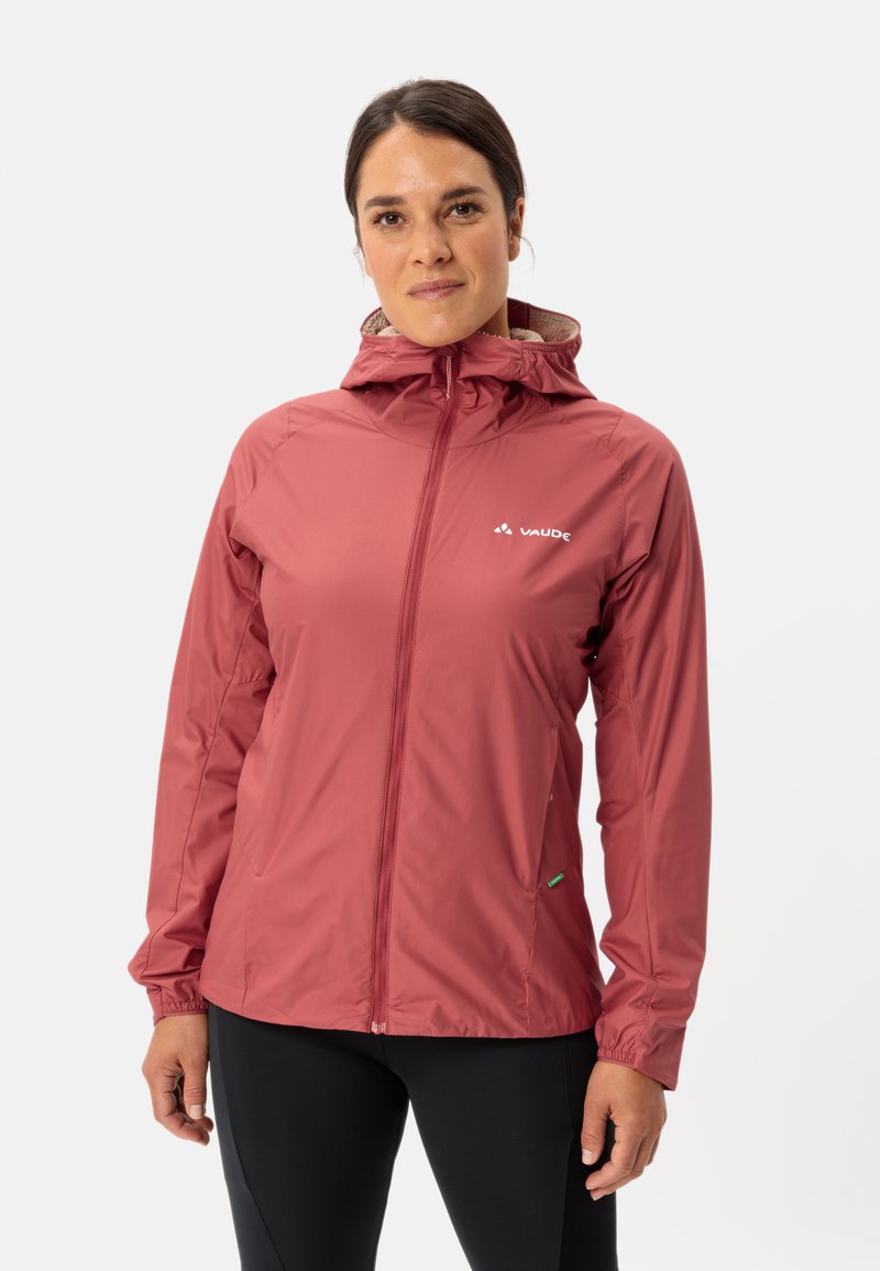 Rote leichte Jacke mit Kapuze, Reißverschluss vorne und elastischen Bündchen. Mit Logo auf der Brust und grünem Akzent in der Nähe der Tasche. Glatte Textur.