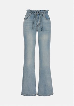 Vaqueros de mezclilla azul claro de talle alto con cintura paperbag, cinturón de tela, botón frontal y piernas acampanadas.