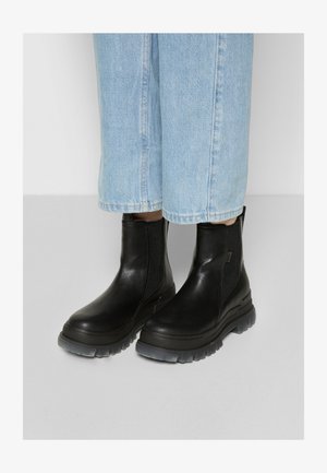 Buffalo, ASPHA CHELSEA MID - Botines con plataforma - black/transparent