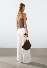 Massimo Dutti FLARED HIGH-WAIST - Široké džíny - white