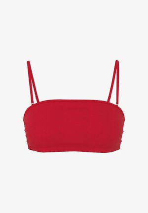 Czerwony top bikini typu bandeau z cienkimi regulowanymi ramiączkami, bez widocznych wzorów czy ozdób.