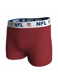 Bóxer rojo hechos de material elástico, con una cinturilla blanca que lleva la marca "NFL" y detalles de costura gris.