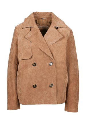 Chaqueta doble botonadura de ante color tostado con solapas anchas, cuatro botones, mangas largas y detalle de bolsillo con solapa en el frente.