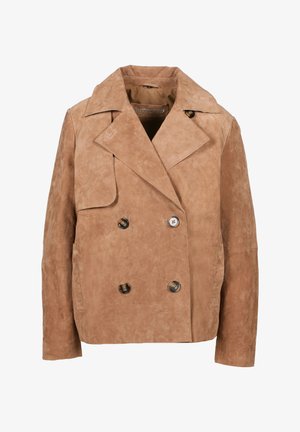 Tan suède double-breasted jas met brede revers, vier knopen, lange mouwen en detail van een klepzak aan de voorkant.
