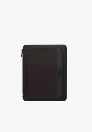 Estuche de transporte rectangular negro con cremallera, superficie texturizada y un panel de acento liso en el frente.