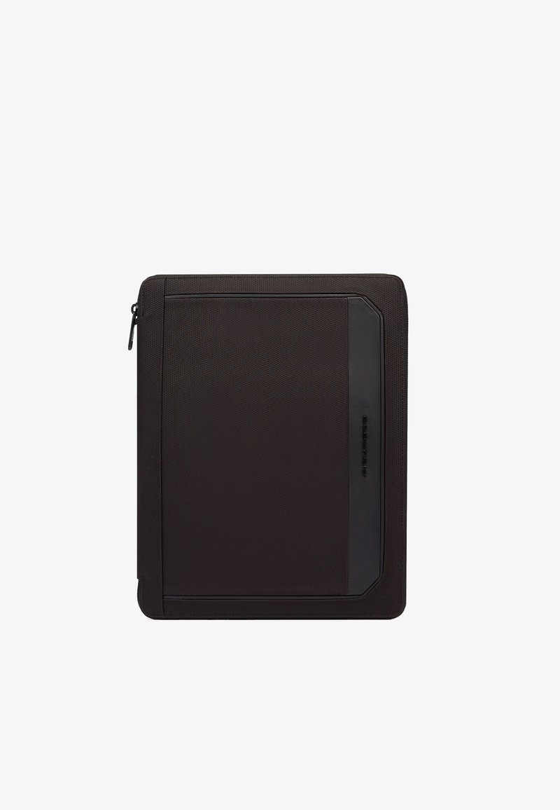 Étui de transport rectangulaire noir avec fermeture éclair, surface texturée et panneau accent lisse à l'avant.
