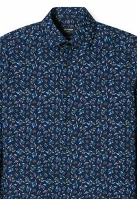 Kurzärmliges navyfarbiges Hemd mit einem Blumenmuster in Blau, Rot und Grün, ausgestattet mit einem Button-down-Kragen und schwarzen Knöpfen.