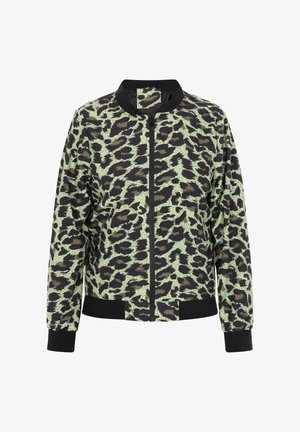 Leopardikuosiinen bomberi takki vihreänä ja mustana, jossa on vetoketju edessä, ribbaus kauluksessa, hihansuissa ja helmassa. Valmistettu kevyestä kankaasta.