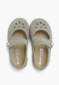 Szare zamszowe buty Mary Jane z okrągłymi wycięciami, regulowanym paskiem, miękką podszewką i gładką skórzaną wkładką. Płaska podeszwa.