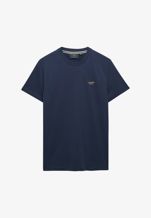 Granatowy t-shirt z krótkim rękawem i okrągłym dekoltem, z małym żółtym logo "Superdry & Co" na lewej piersi.