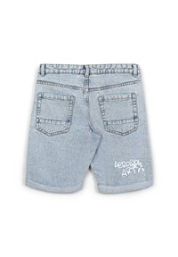 Shorts in denim azzurro chiaro con vestibilità rilassata, orlo sfilacciato, due tasche posteriori e una stampa grafica bianca di lato.