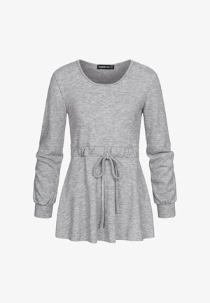 Haut en maille gris clair à manches longues avec encolure ronde, taille cintrée, nouage devant et ourlet légèrement évasé.