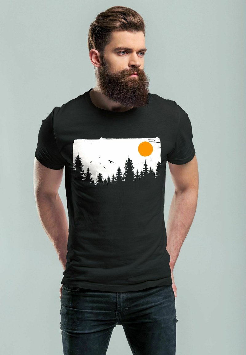 Schwarzes T-Shirt mit einem weißen Grafikdesign von Bäumen, einer Sonne und Vögeln, das ein mutiges Design mit matter Textur zeigt.