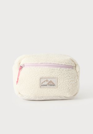Piccola pochette rettangolare color crema in pile con cerniera frontale e un logo a toppa che mostra montagne e la scritta Kari Traa.
