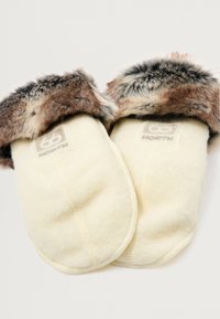 Chinelos de pelúcia em creme, com um exterior suave parecido com lã e um acabemento de pelagem multicolorida e peluda para adicionar textura e calor.
