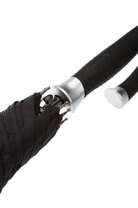 Czarny składany parasol z teksturowanym uchwytem, srebrnymi akcentami i wystającymi metalowymi prętami. Wytrzymały materiał i kompaktowy design dla łatwości przenoszenia.