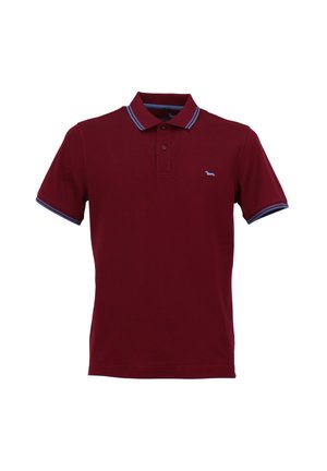 Bordeaux polo shirt met blauwe gestreepte kraag en mouwranden, voorzien van een blauw logo op de linkerborst en een drie-knopf placket.