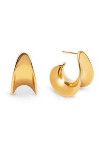 Goldfarbene Metallohrringe mit einem fließenden, skulpturalen Design. Eine Ohrringe hat eine glatte, geschwungene Form, während die andere eine markante Wellenform aufweist.