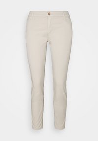 Chinos de algodón beige con un ajuste slim, que cuentan con un cierre de botón, bolsillos estándar y una textura suave sobre un fondo blanco.