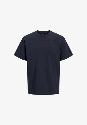 Temno modra bombažna majica s kratkimi rokavi, okrogel ovratnik, z diskretno embosirano logotipom spredaj. Ohlapen kroj in gladka tekstura.