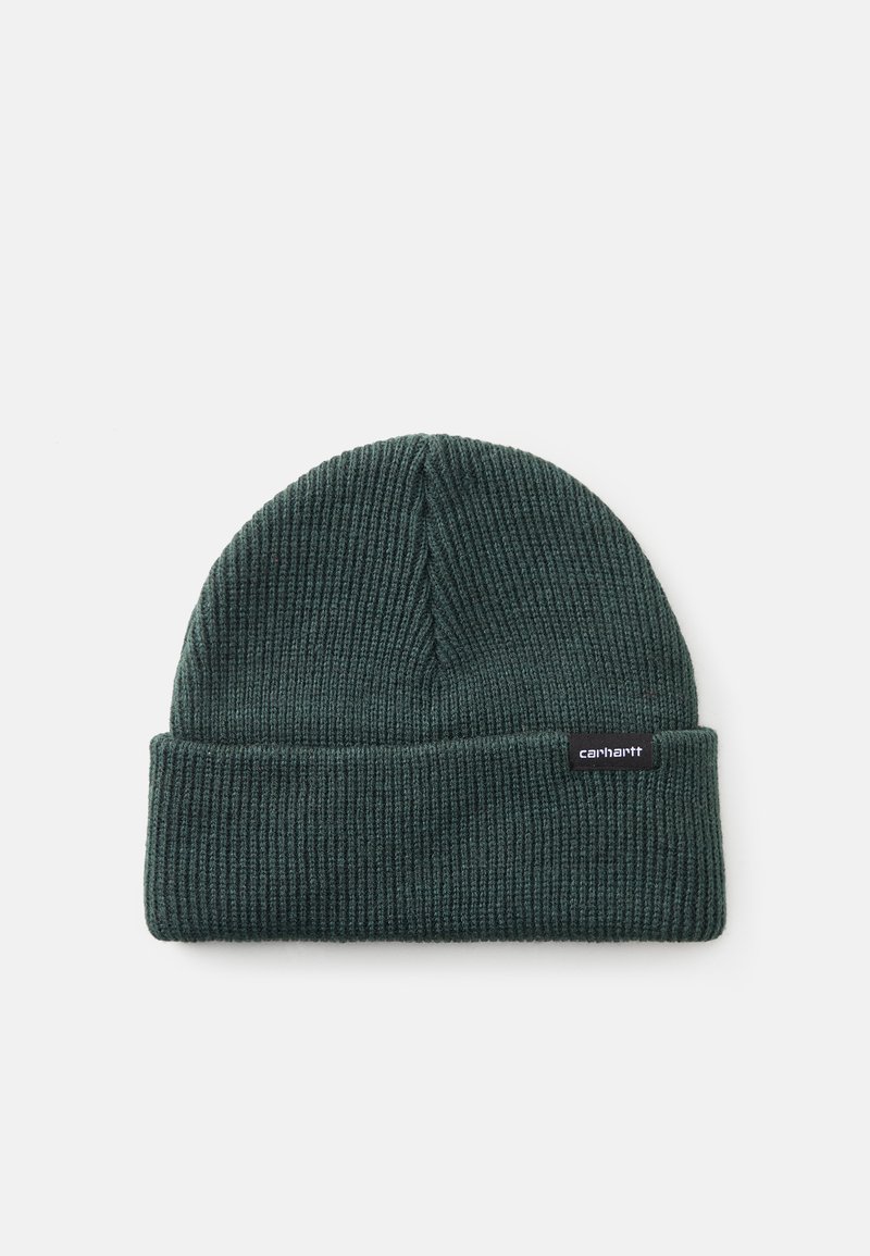 Beanie tricotat de culoare verde închis, cu o textură ribbed și o margine pliată. Prezintă o etichetă mică neagră cu text alb pe lateral.