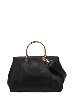 Črna ročna torba z zlatimi kovinskimi ročaji in odstranljivim črnim ramenskim trakom na belem ozadju.