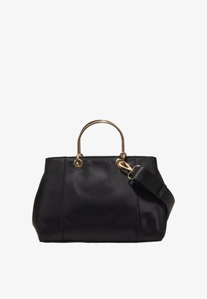 Sort håndtaske med gyldne metalhåndtag og aftagelig sort skulderrem mod hvid baggrund.