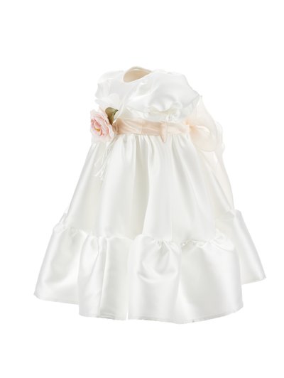 Bela satenasta obleka s nabranimi rokavi, volanastim robom in rožnatim cvetom na traku za pas. Gladka tekstura, dolžina do kolen.