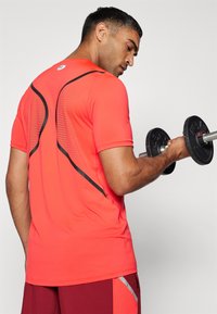 Under Armour HG GRAPHIC  - Camiseta deportiva - racer red/black