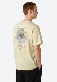 The North Face M CONNECTED RELAXED SS TEE -GRAPHIC - Triko s potiskem - gravel