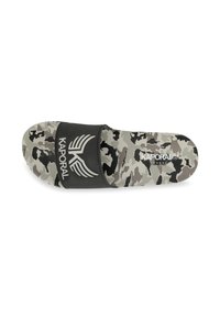 Tongs en caoutchouc noir avec un motif camouflage dans des nuances de gris. Dotées d'une bride avec un logo blanc et un design d'aile sur le dessus.